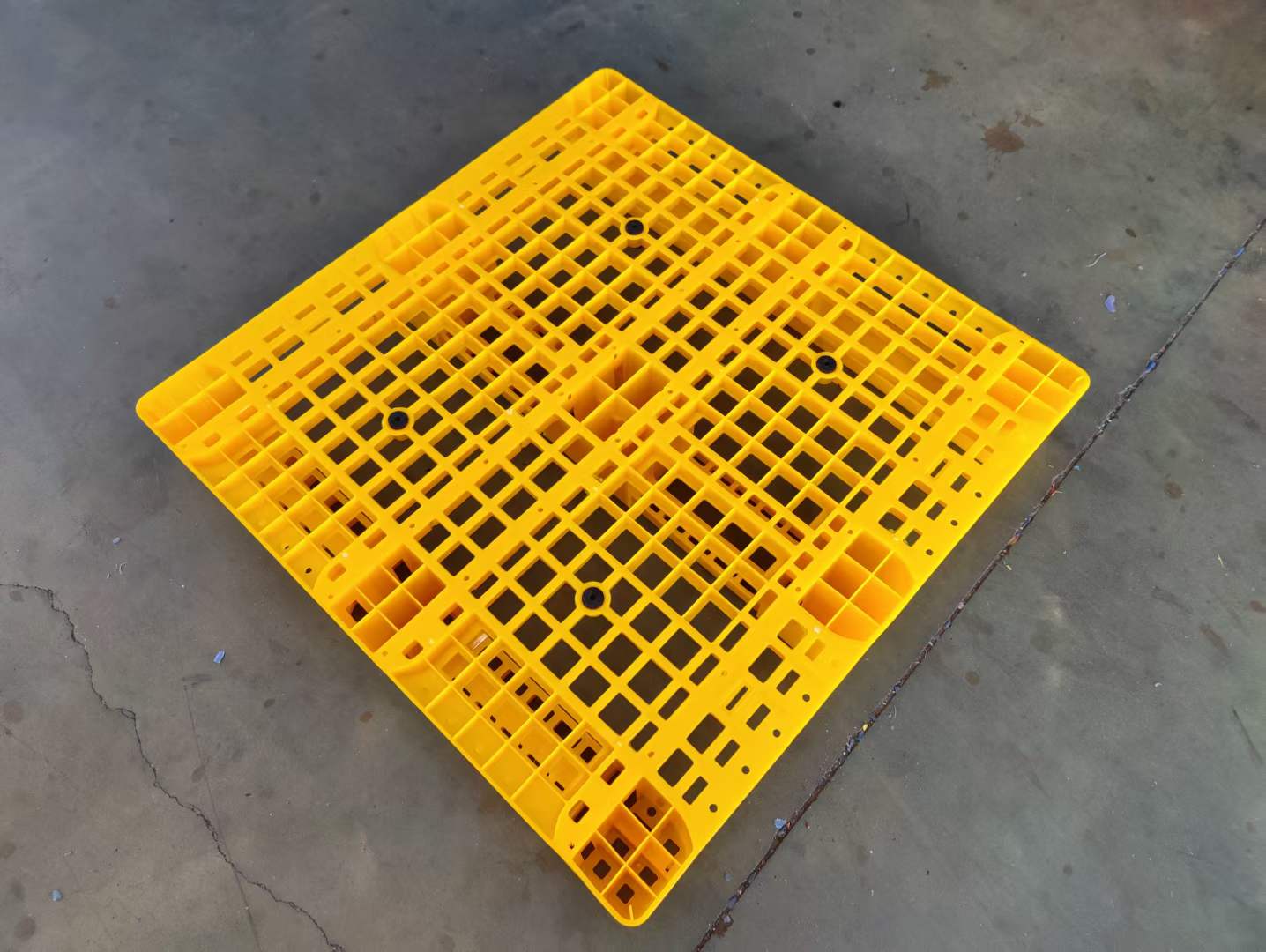 塑料托盤生產廠家告訴你，使用塑料托盤的時候需要注意一些問題