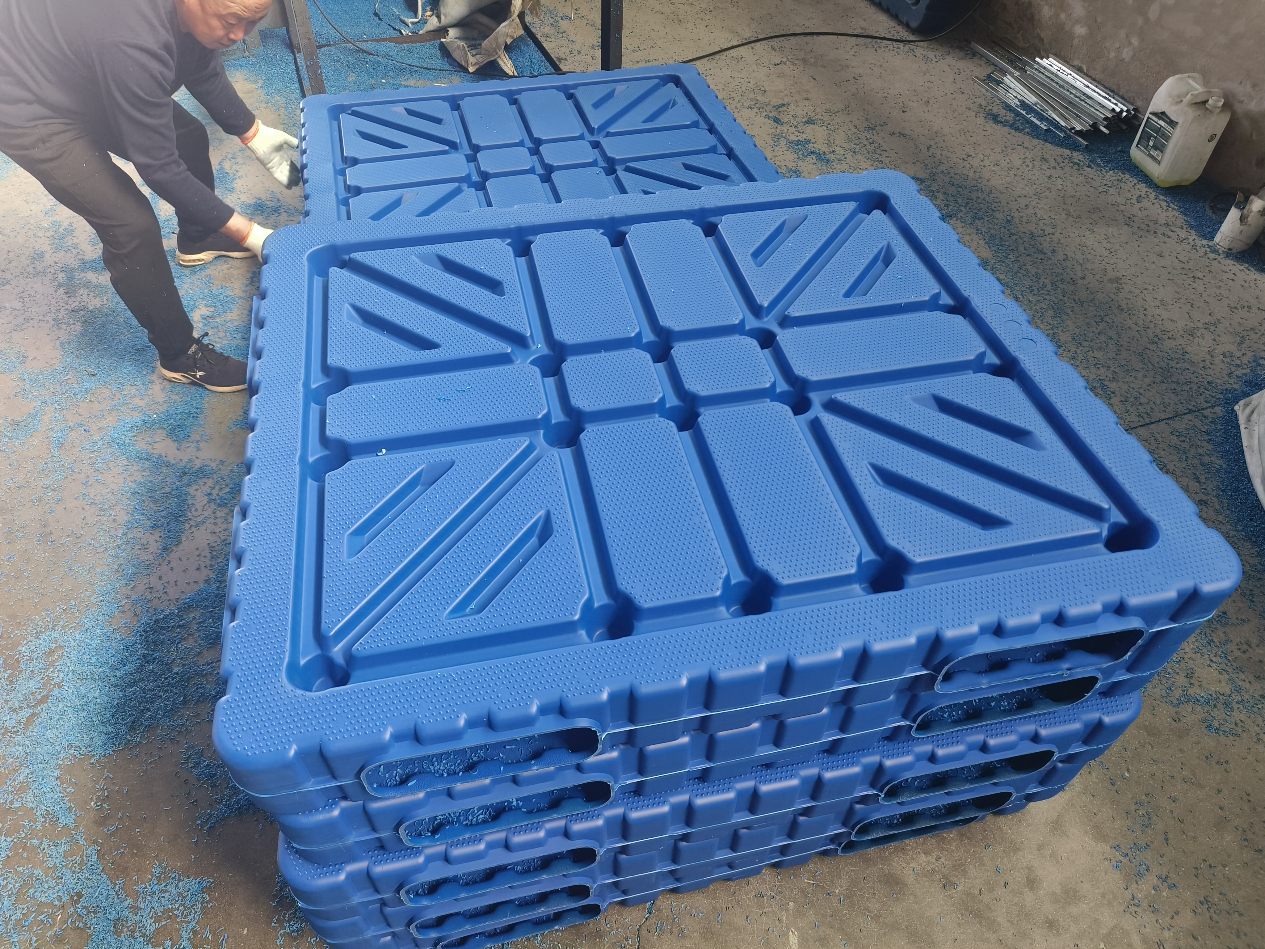 山東塑料托盤廠家分析吹塑托盤的特點和使用性能