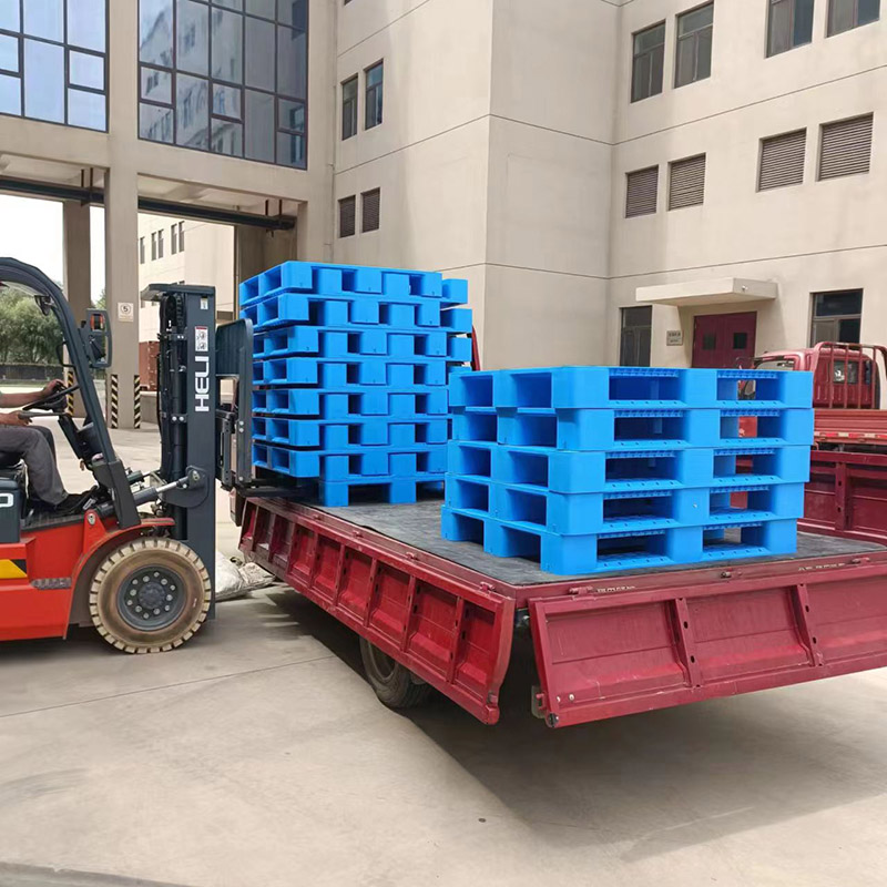 塑料托盤廠家?guī)私馐褂盟芰贤斜P的注意事項